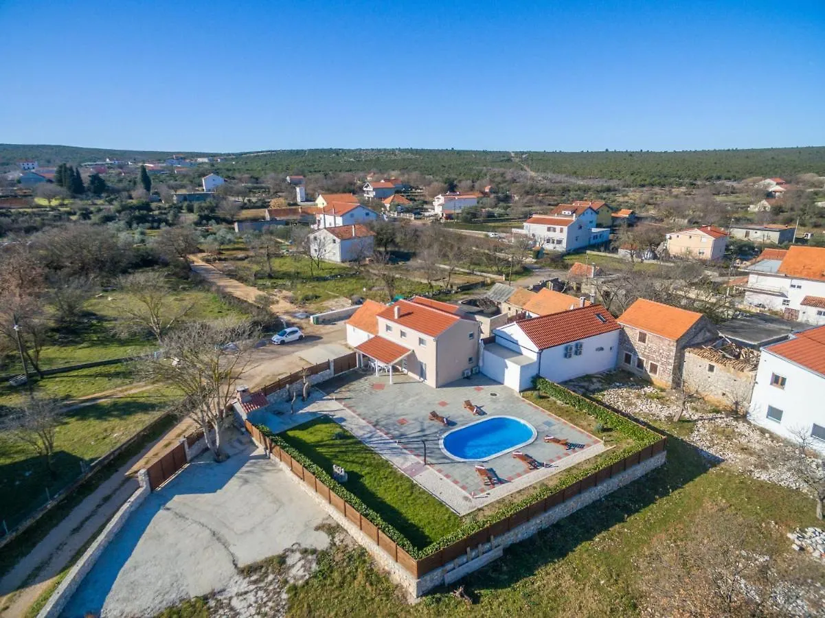 Villa Elm Sikovo 0*,